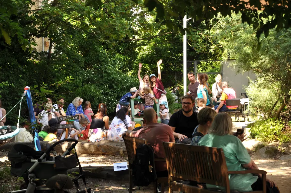 Erwachsene und Kinder auf einem Gartenfest
