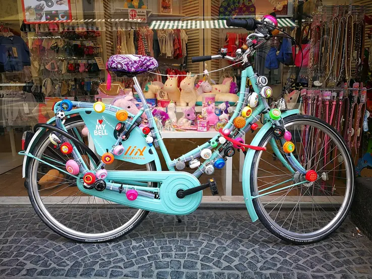 Ein buntes Fahrrad mit vielen Klingeln