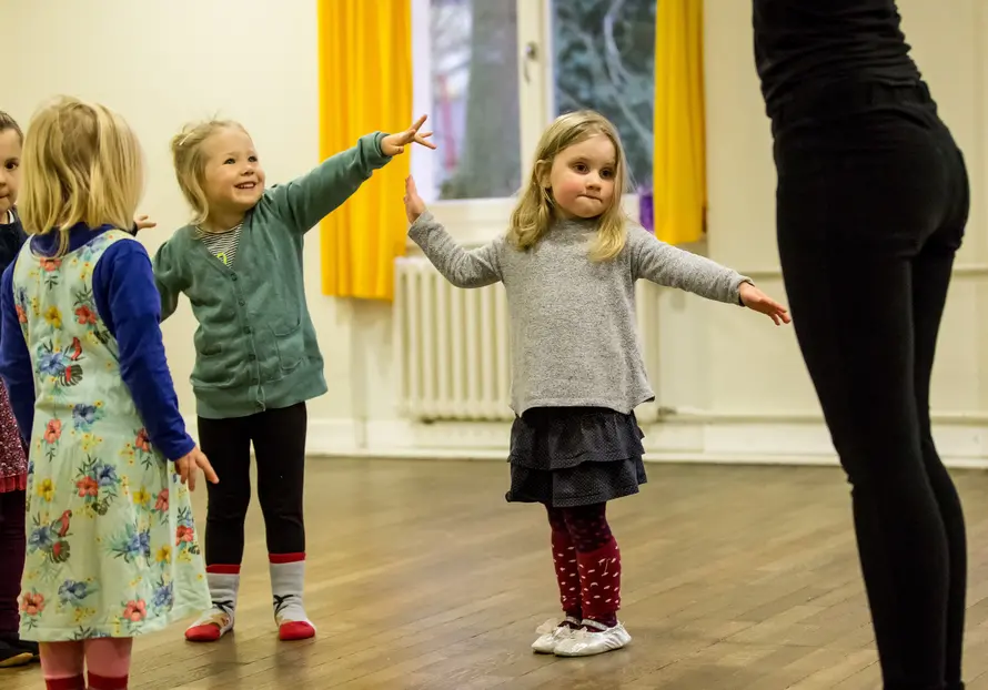 kleine M&auml;dchen beim Tanzkurs