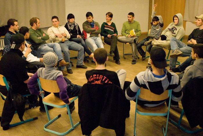 Jugendliche sitzen im Kreis und diskutieren über das neue Programm vom VD13.