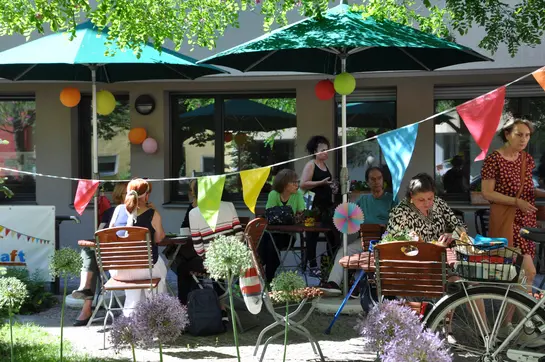 G&auml;ste zum Fest auf der Sommerterrasse