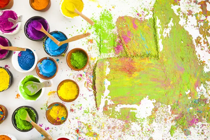 Knallige Farben in Farbt&ouml;pfen und daneben eine temperamnetvoll gemaltes Abstrakt.