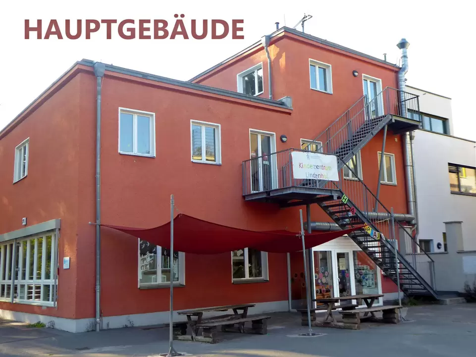 rotes Geb&auml;ude mit Feuerschutztreppe