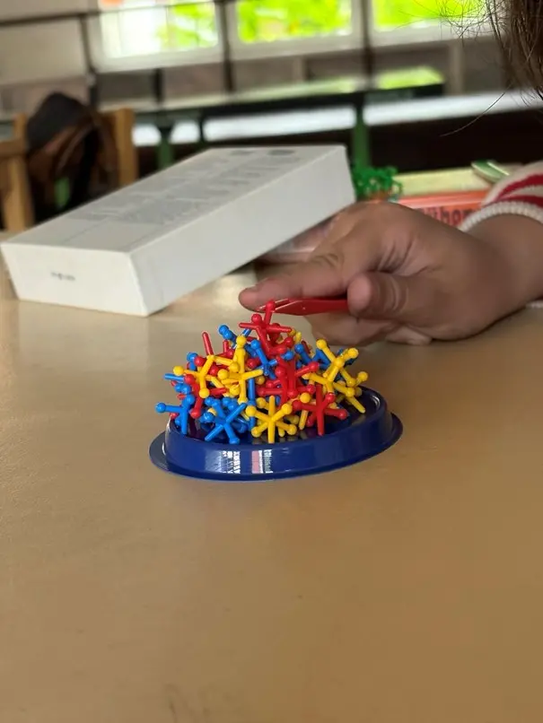 Kind spielt mit Magneten
