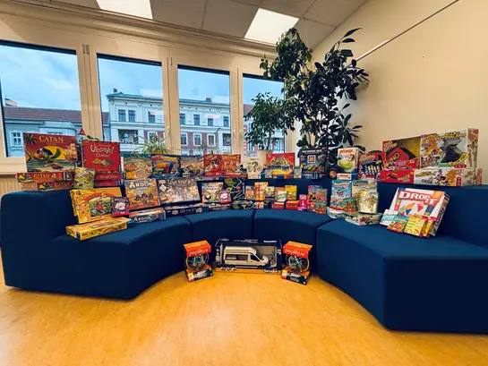 Viele bunte Spiele auf einem Sofa