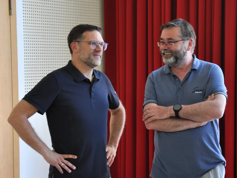 Zwei M&auml;nner im Gespr&auml;ch