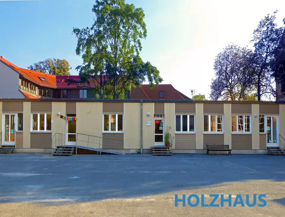 Schulhof mit Blick auf ein helles Geb&auml;ude