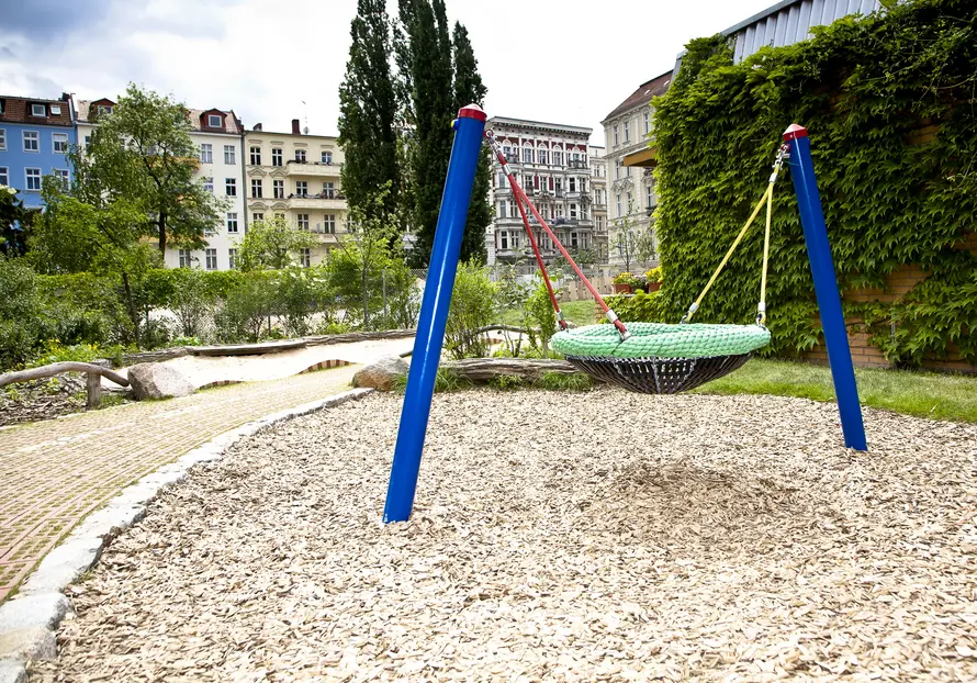 gro&szlig;e Schaukel auf Kitaspielplatz