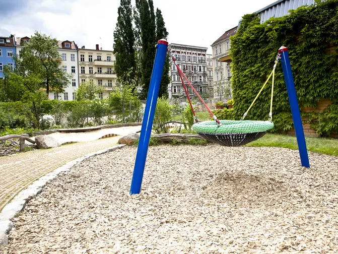 gro&szlig;e Schaukel auf Kitaspielplatz