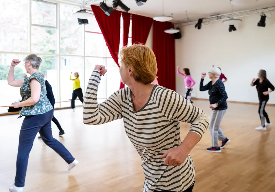 Menschen machen Gymnastik