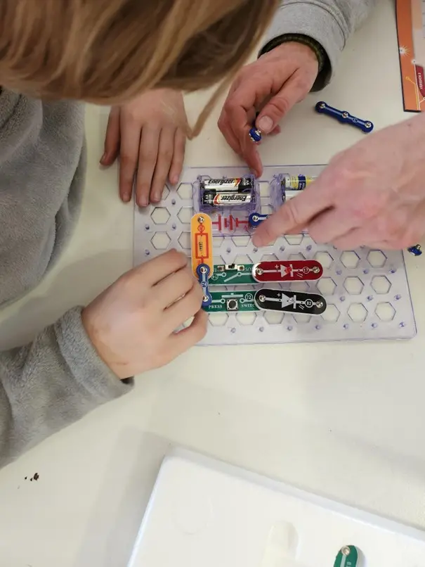 Kinder stecken Stromkreis