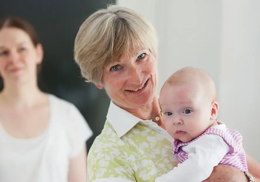 Baby auf dem Arm einer Ehrenamtlichen